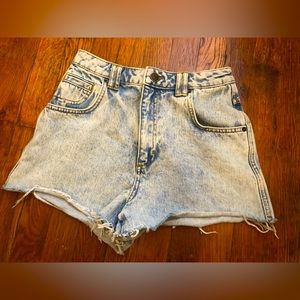 Urban Outfitters BDG High-Waisted Light Wash Cheeky Jean Shorts | Size 26